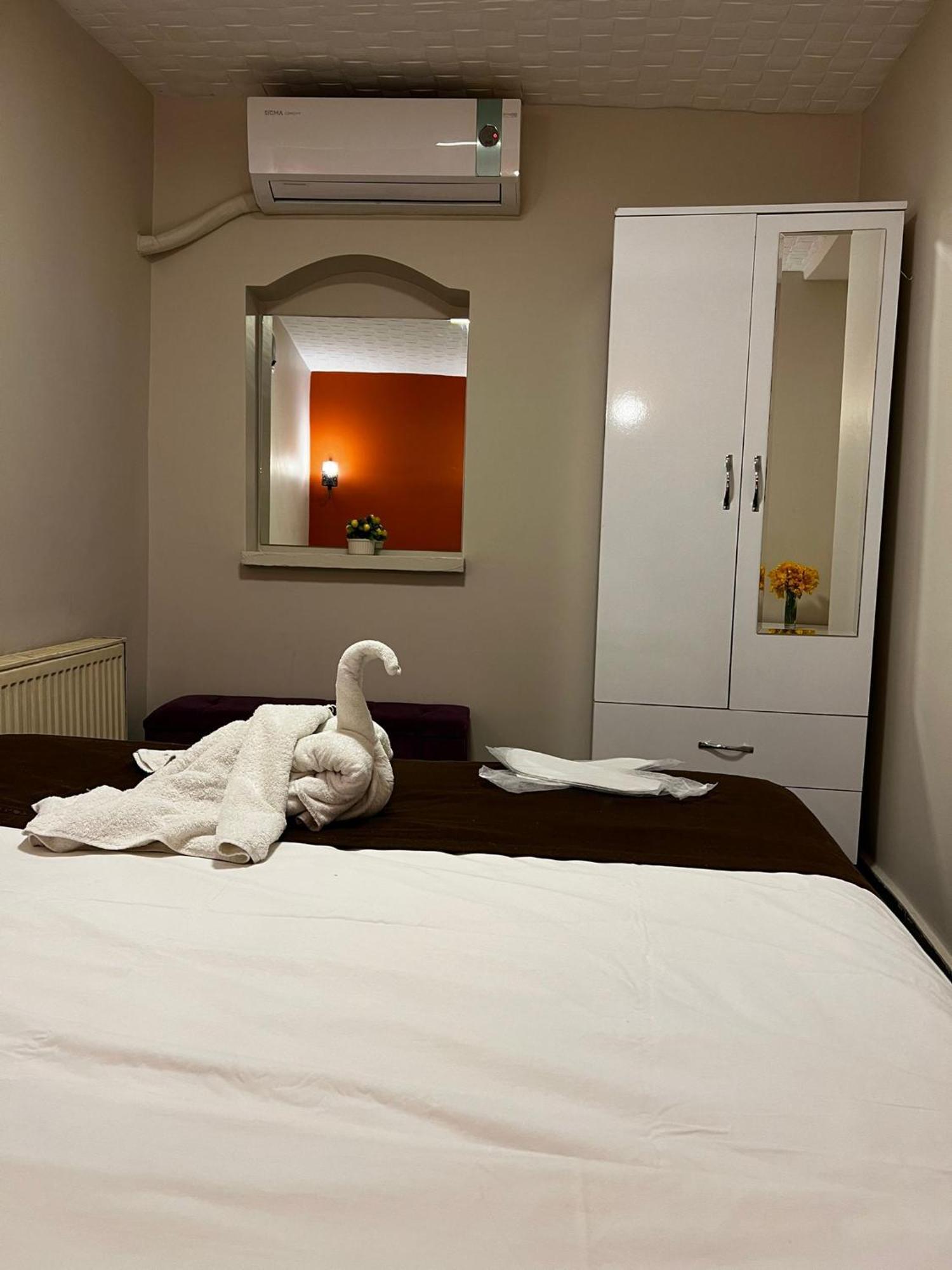 Taksim Bricktown Suite Istanbul Bagian luar foto